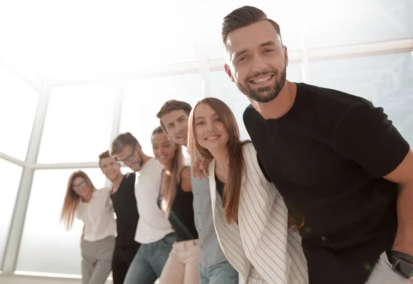 Equipo empresarial joven de pie en la oficina —  Fotos de Stock