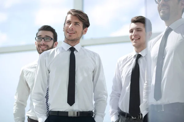 Dipendenti di successo in piedi vicino alla finestra dell'ufficio — Foto Stock