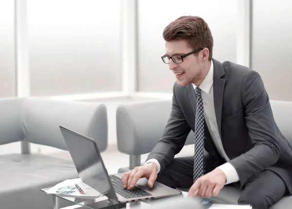 Cerrar up.smiling hombre de negocios utilizando el ordenador portátil y calculadora . — Foto de Stock