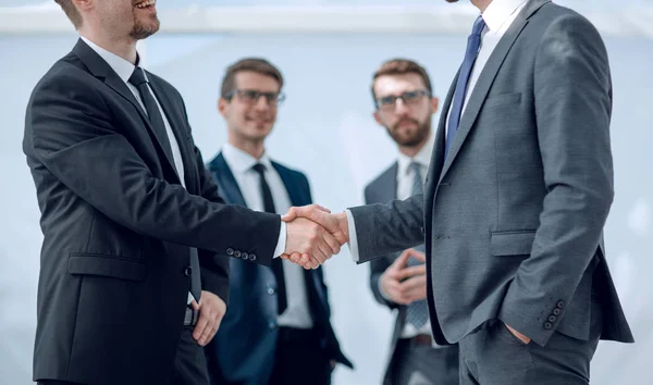 Успешные деловые партнеры пожимающие руки — стоковое фото