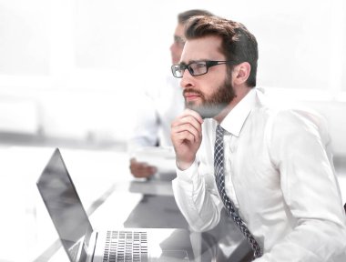 çalışan Resepsiyon ofiste otururken hayal.