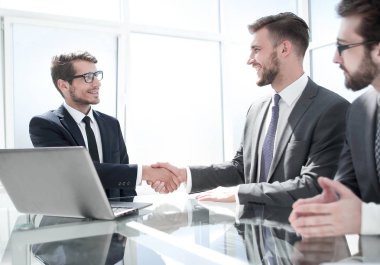 ofiste tokalaşırken up.business insanlar kapatmak