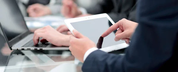 Close up.businessman en utilisant une tablette numérique — Photo