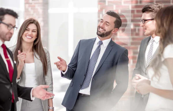 Leende personal diskutera något i office korridoren — Stockfoto