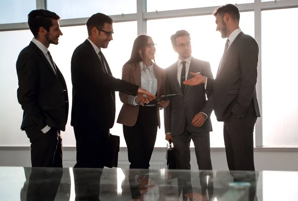 Mulher de negócios com sua equipe, um fundo panorâmico — Fotografia de Stock