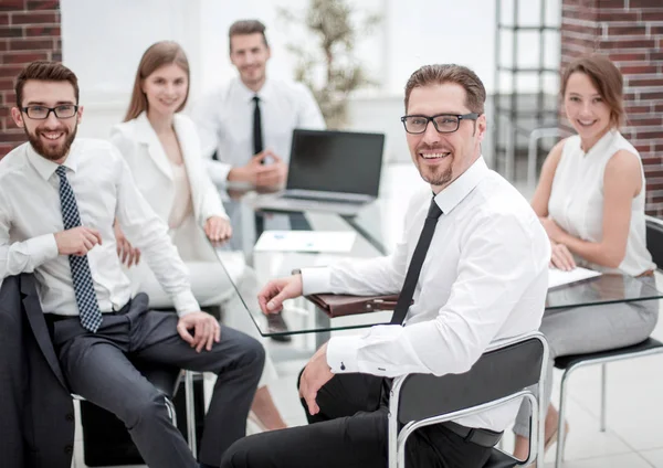 Αφεντικό και επιχειρηματική ομάδα κάθεται στο γραφείο τους — Φωτογραφία Αρχείου