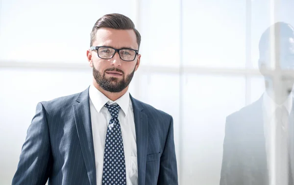 Vertrouwen zakenman op de achtergrond van office windo — Stockfoto