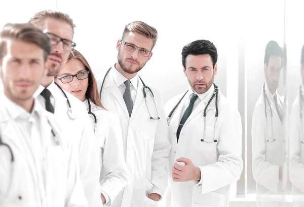 Groep van artsen die permanent op de werkplek — Stockfoto