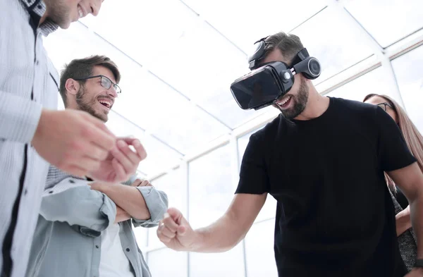 Een man met een virtual reality bril. Wij — Stockfoto