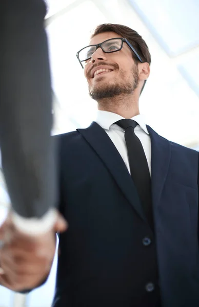 Nahaufnahme des Händeschüttelns von unten — Stockfoto