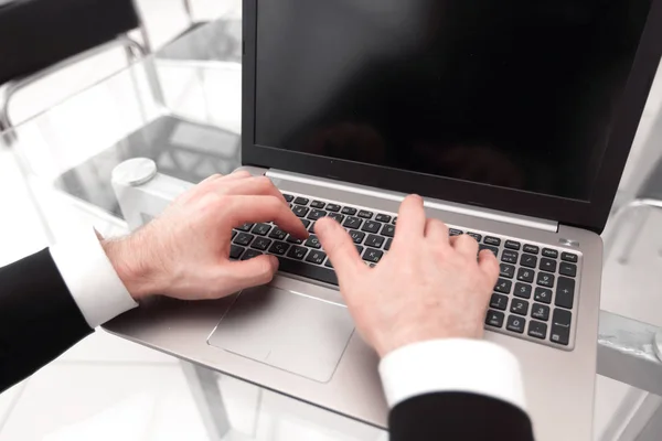 Close up. Geschäftsmann tippt Text auf Laptop. — Stockfoto