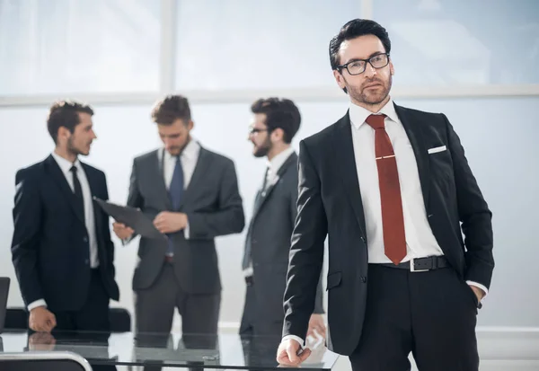 Odnoszący sukcesy biznesmen stojący w biurze — Zdjęcie stockowe
