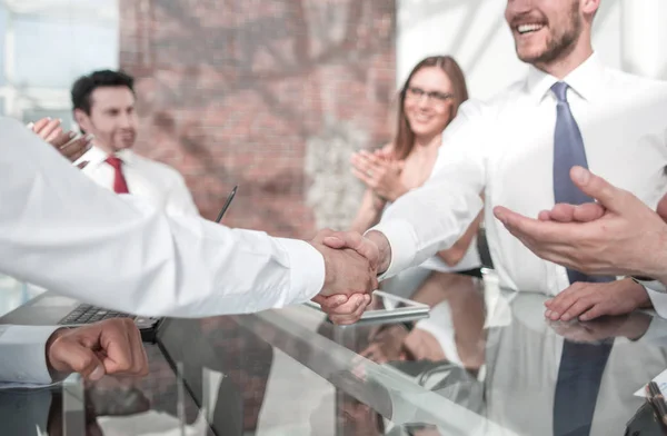 Handslag för affärsmän efter undertecknandet av kontraktet. — Stockfoto