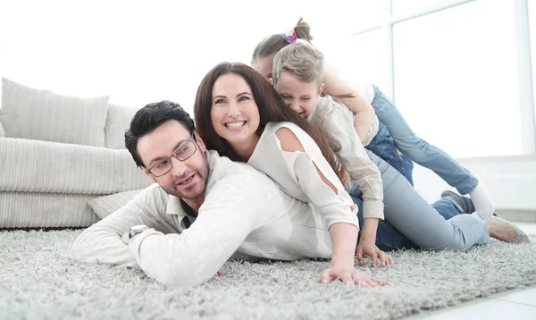 Gelukkig gezin thuis tijd doorbrengen bij elkaar — Stockfoto