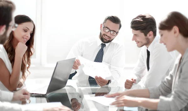 Professionellt affärsteam diskuterar villkoren i kontraktet — Stockfoto