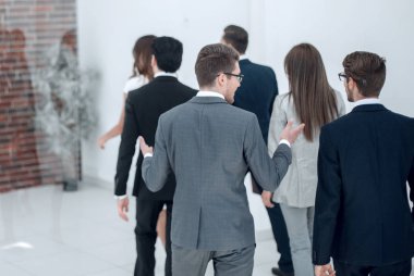 Çalışanlar işyeri giderken konuşmak.