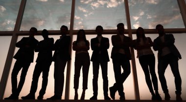 bir grup ofis pencere duran iş insan silüeti