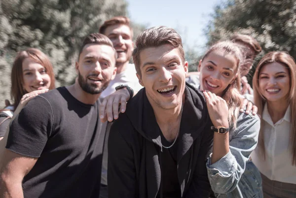 Portrait of a group of friends outdoors. — Stock Photo, Image