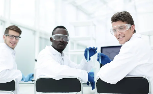 Rear view.a group of scientists discusses the results of the experimen — Stock Photo, Image
