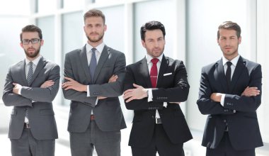 kendine güvenen iş kişi ayakta togethe Grup