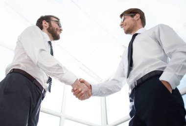 ofiste ayakta alt view.handshake iş adamları