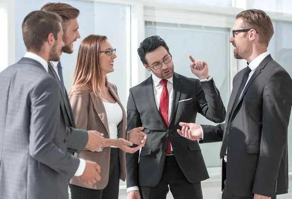 Stilig affärsman visar hans pekfinger. — Stockfoto