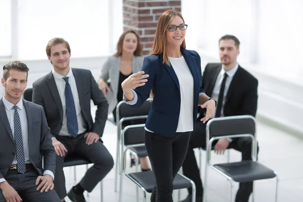 Mujer de negocios en el seminario de negocios toma una pregunta — Foto de Stock