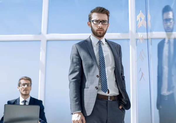 Σοβαροί επιχειρηματία στέκεται σε νέο γραφείο — Φωτογραφία Αρχείου