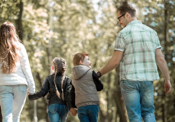 Kinderen en ouders op een wandeling in de Park.t — Stockfoto