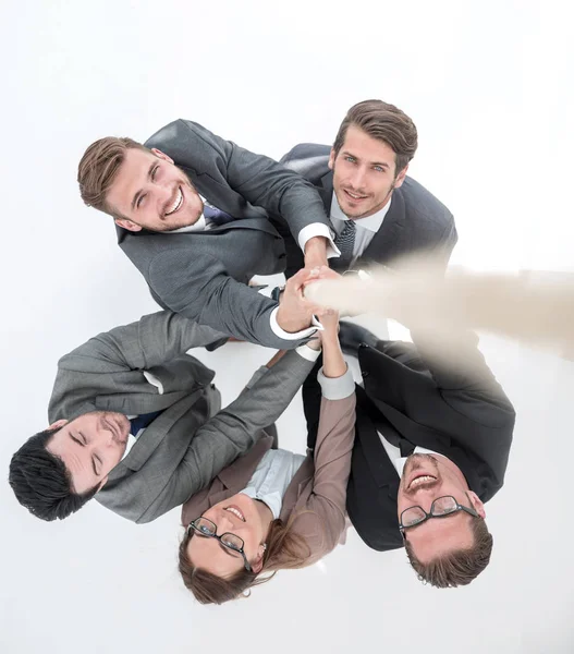 Команда бизнесменов поднимается на вершину — стоковое фото