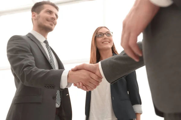 Affari che stringono la mano in ufficio — Foto Stock