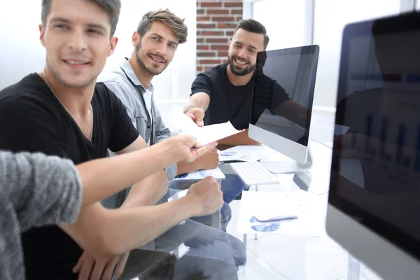 Gruppo di giovani imprenditori che discutono di business plan alla mod — Foto Stock