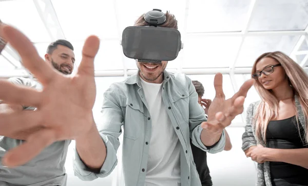 Retrato de un joven emocional en gafas realidad virtual — Foto de Stock