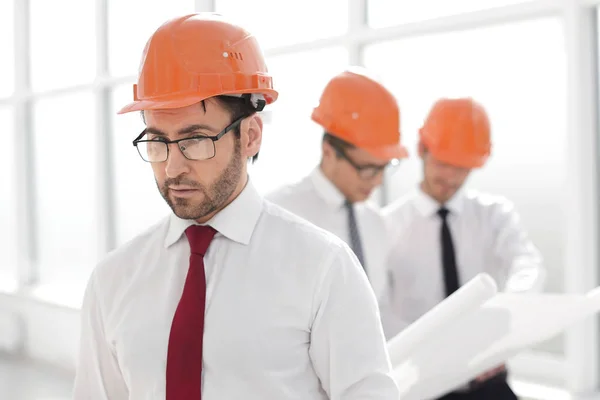 Close up.engineer Builder em um capacete de proteção — Fotografia de Stock