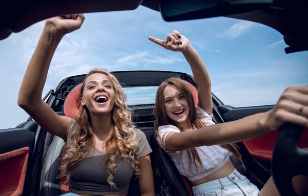 Duas namoradas desfrutando de uma viagem no carro — Fotografia de Stock