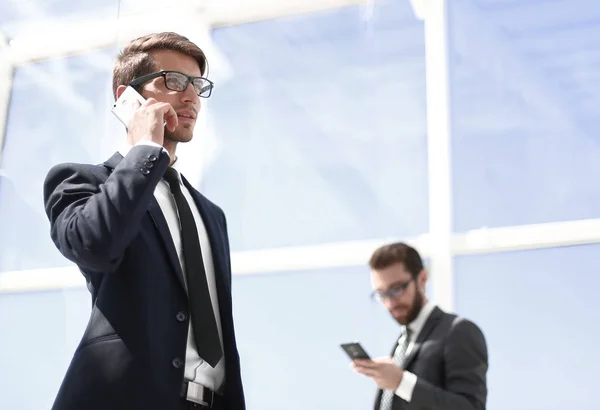 Moderna affärsman talar i en mobiltelefon — Stockfoto