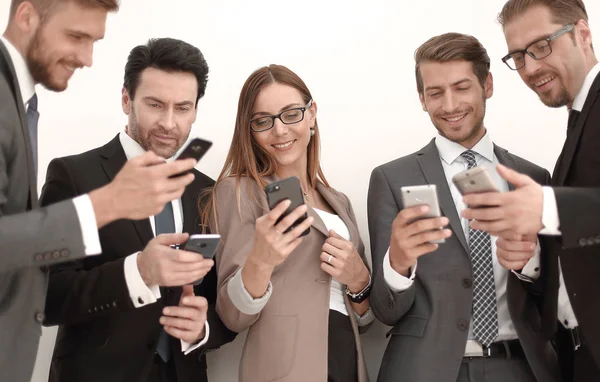 Groupe de gens d'affaires lisant un message sur les téléphones — Photo