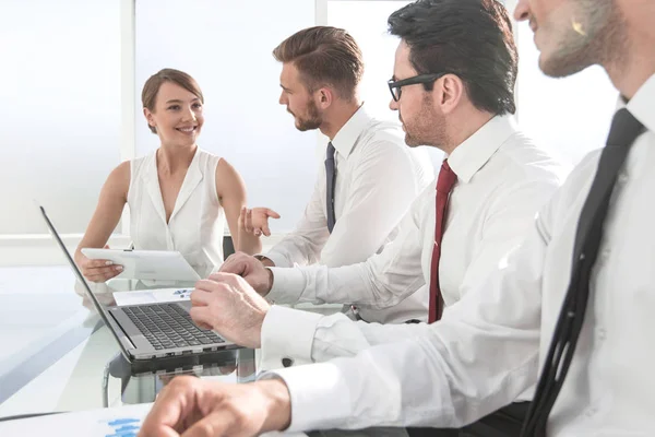 Equipo empresarial joven discutiendo ideas para un nuevo proyecto —  Fotos de Stock