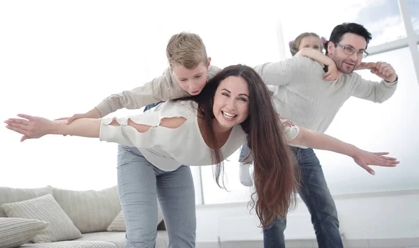 Любящие родители играют с детьми в их доме — стоковое фото