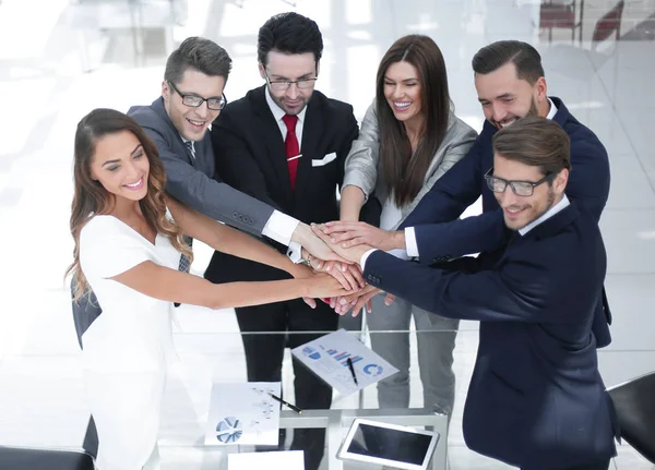 Glückliches Wirtschaftsteam macht einen Turm aus den Händen — Stockfoto