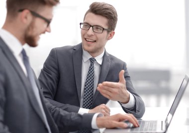 Bilgisayarı kullanarak bilgi tartışan meslektaşları kapat.