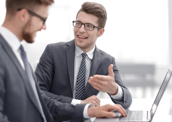 Close up.Kollegen diskutieren Informationen mit einem Laptop — Stockfoto