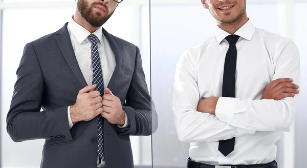 Δύο επιχειρηματίες που στέκεται στο γραφείο — Φωτογραφία Αρχείου