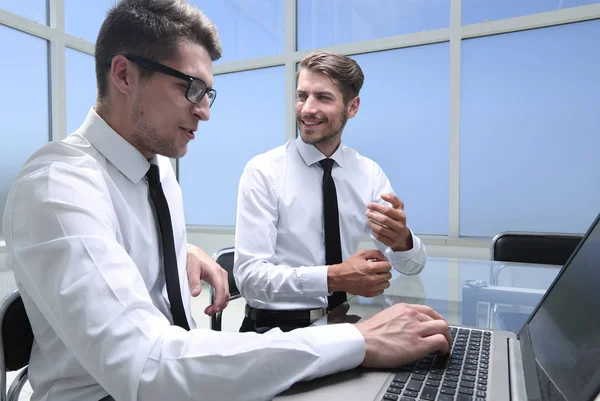 Jeune employé de bureau souriant, collègues travaillant dans le backgroun — Photo