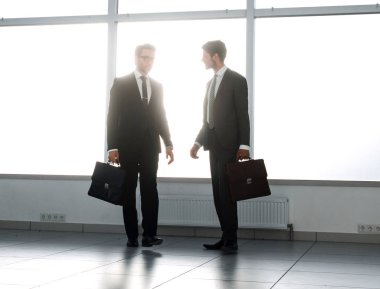 arka plan görüntüsü. Ofis lobide duran iki iş adamları