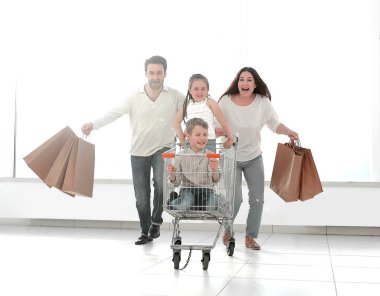 mutlu aile alışveriş yapmak için acele