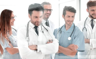 Toplantı odasında masaüstü bakarak Doktor Grup