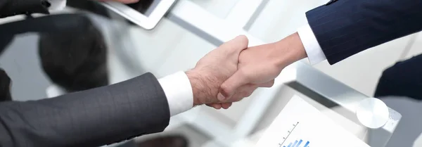 De près. investisseur et homme d'affaires serrant la main — Photo