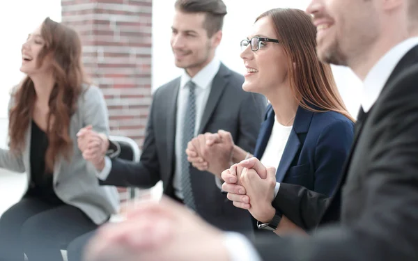 Een groep zakenlieden hand in hand in een cirkel — Stockfoto