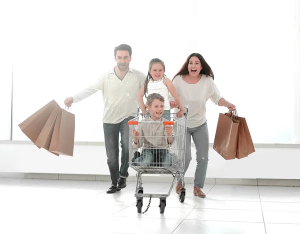 Счастливая семья в спешке в магазин — стоковое фото